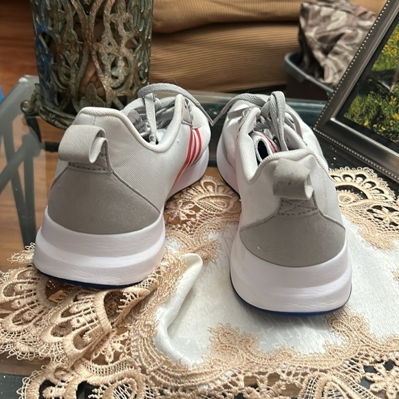 Adidas run 60 red and gray men’s size 9 shoe non-worn has a few spots - Picture 3 of 9